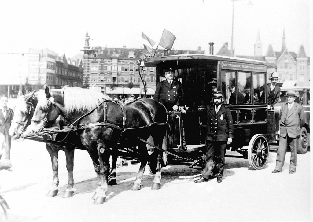 De paardenomnibus tijdens de feestrit in 1934