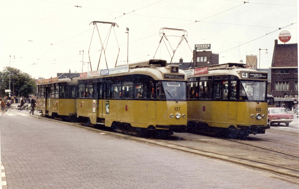 Motorrijtuig 127 en motorrijtuig 101, lijn 4, met de verschillende routes vanaf de Koemarkt in Schiedam.