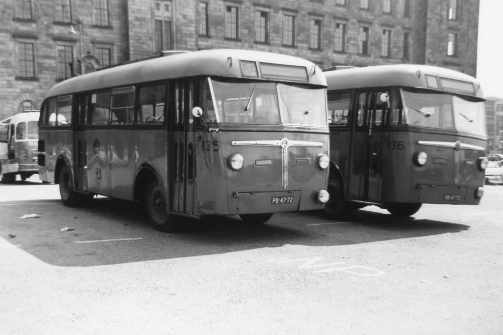 Twee bussen uit de Kromhout-Verheul serie staan op het Haagseveer in reserve voor de jaarlijks Wederopbouwritten, 8-1947