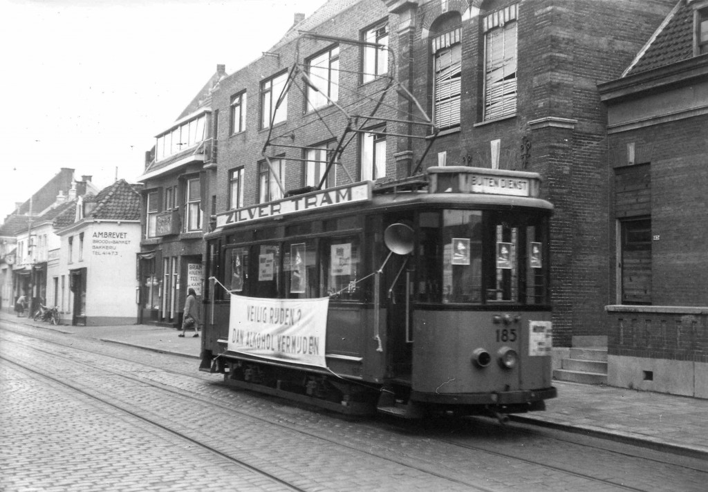 Motorrijtuig 185 als Zilvertram in de Bergse Dorpsstraat op 14 maart 1956 (foto: H.P. Kaper)