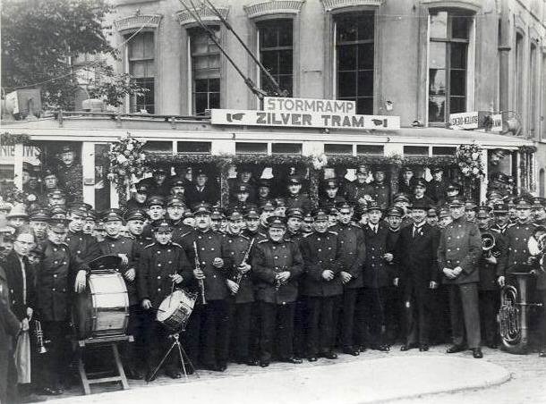 Motorrijtuig 192 als Zilvertram met een collecte voor de slachtoffers van de watersnoodramp in 1953