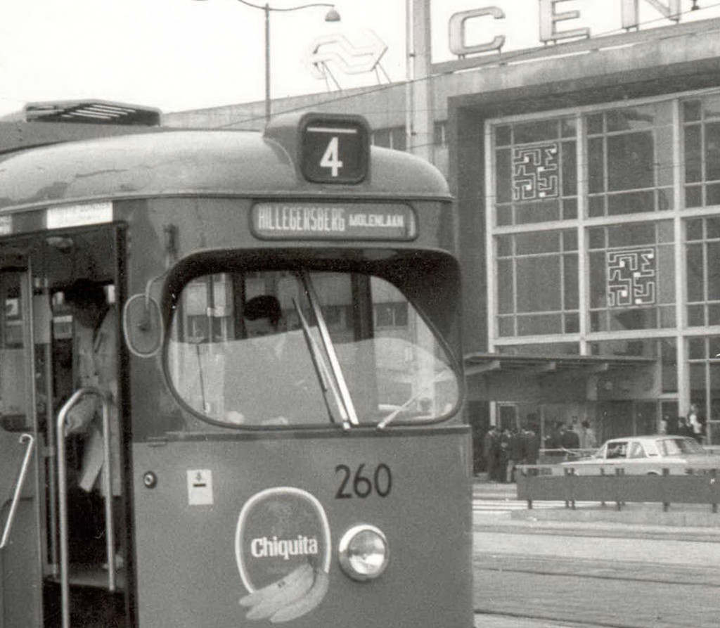 Motorrijtuig 260 van lijn 4 met op de lijnfilm: HILLEGERSBERG MOLENLAAN.