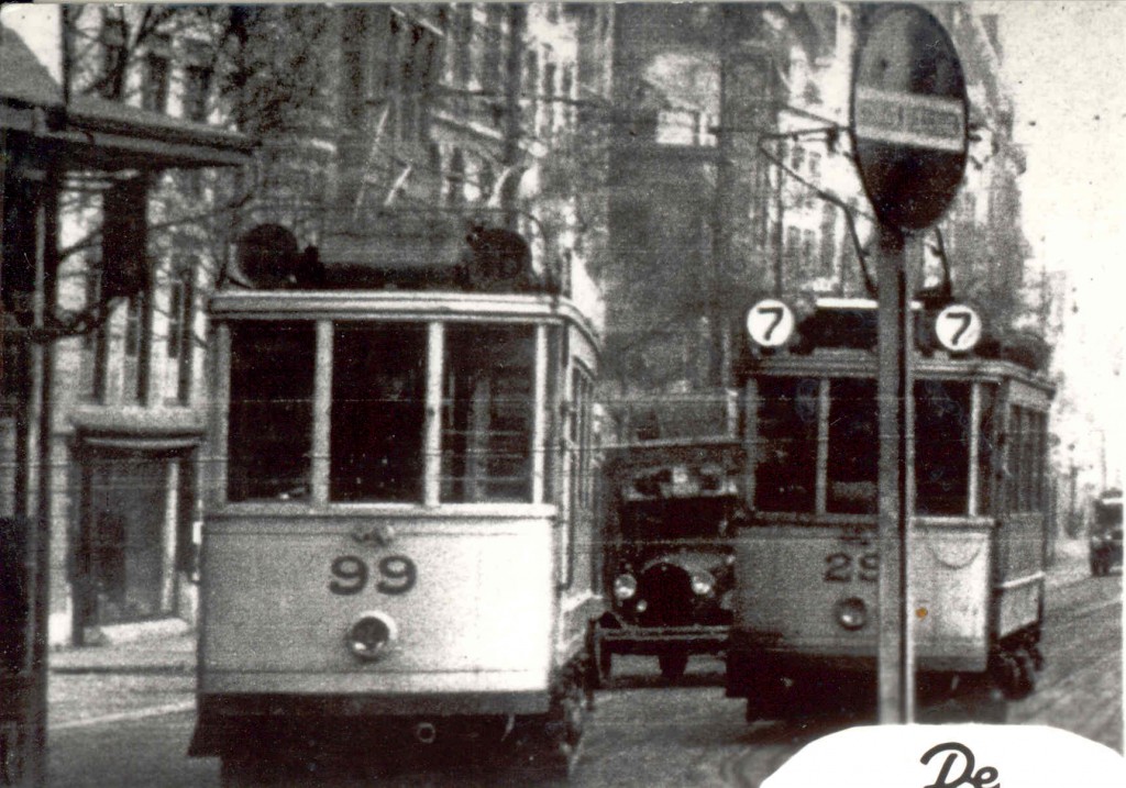 Motorrijtuigen 99, lijn 18, en 29, lijn 7, op het Middensteiger, 1928 Duidelijk is de keuze voor de dubbele lijncijferverlmelding.