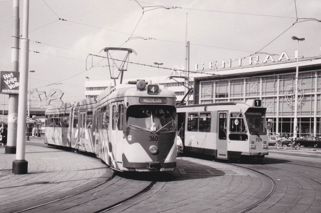 Motorrijtuig 360, lijn 1, Stationsplein, 21-8-1982 met op de bestemmingsfilm MOLENLAAN