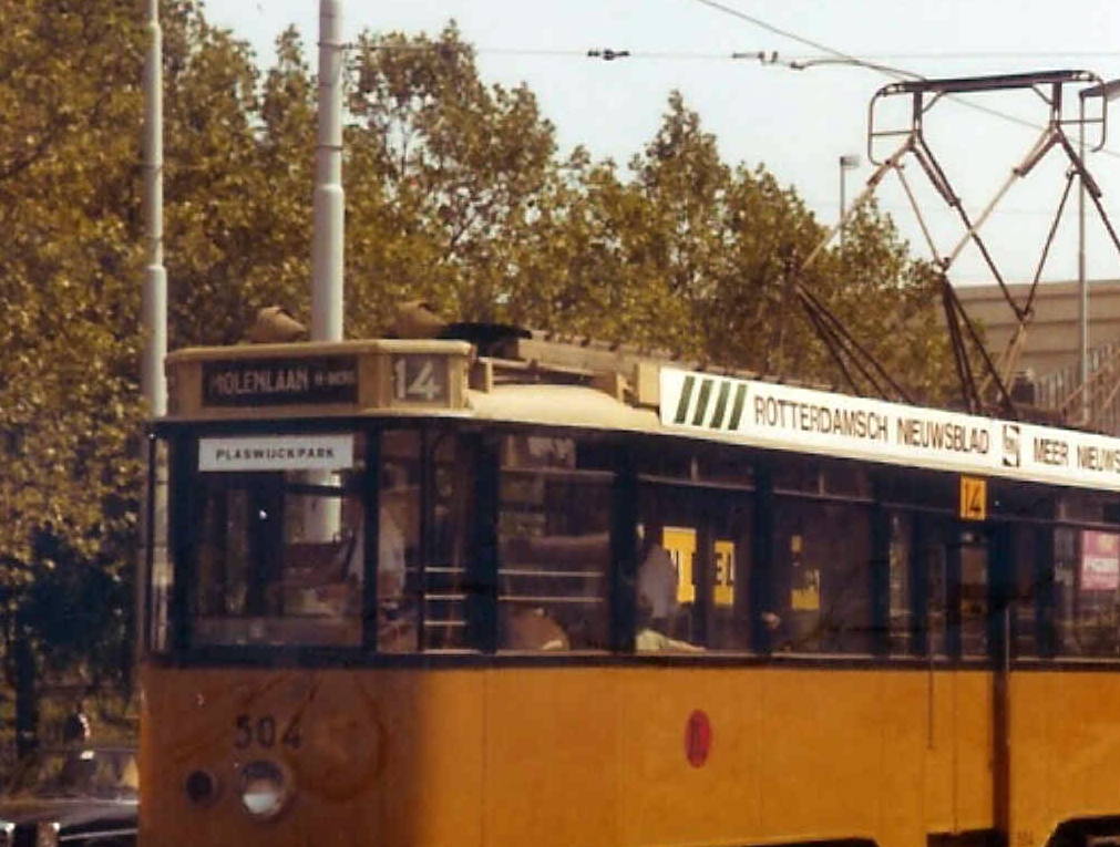 Motorrijtuig 504 van lijn 14 op het Stationsplein met op de bestemmingsfilm Molenlaan H-Berg.