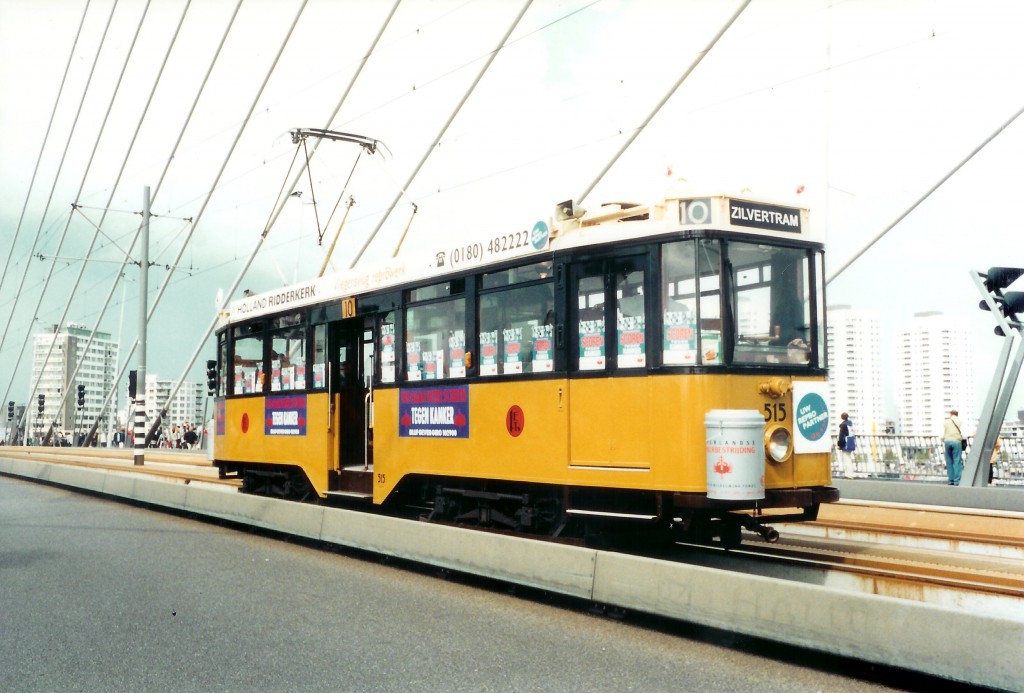 Motorrijtuig 515 van de Stichting RoMeO als zilvertram op de Erasmusbrug voor de kankerbestrijding, 1-9 september 2000 (foto: J. Havelaar)