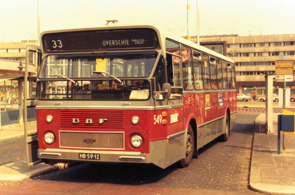 Een van de vele CSA-1 standaardbussen, Stationsplein, bus 549, in de reguliere dienst op lijn 33.