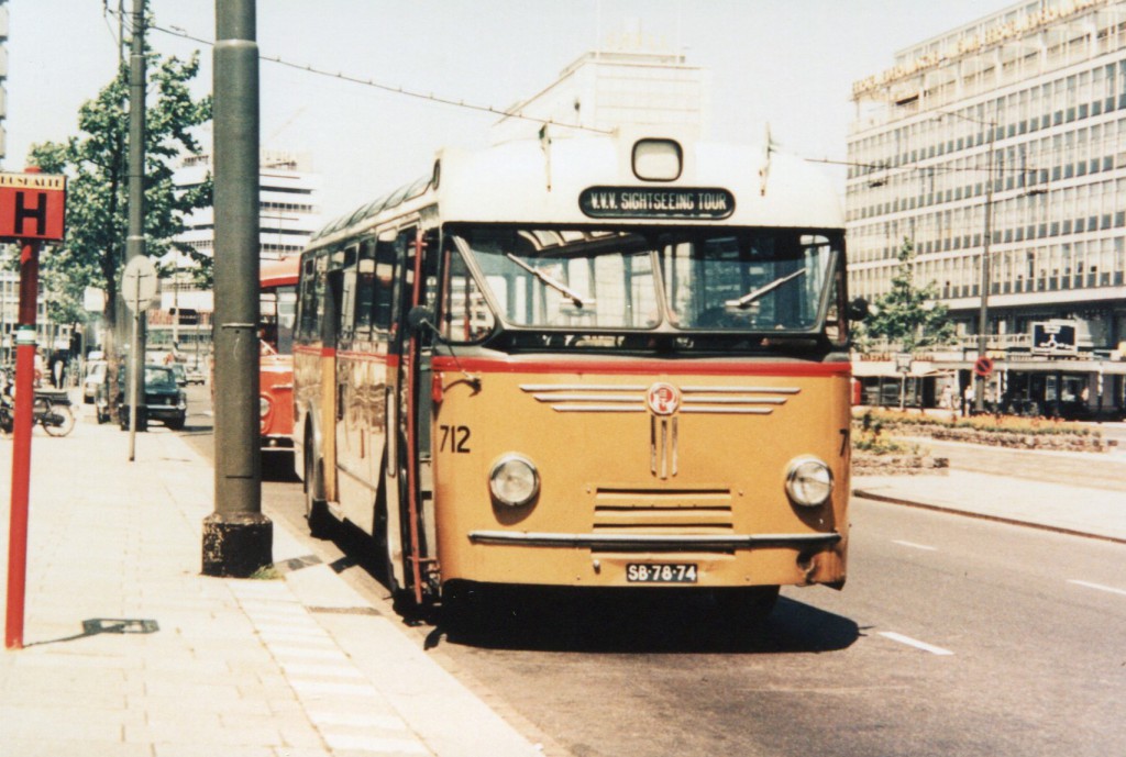 Bus 712, toerbus, Kromhout-Hainje, tijdens een van de VVV sightseeing ritten, Coolsingel, 1969