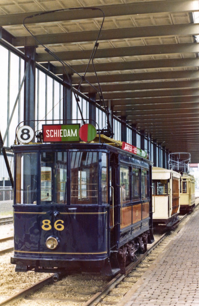 Museummotorrijtuig 86 in het Spoorwegmuseum, 1975. Hier nog de keuze voor de tweekleuren koersborden.