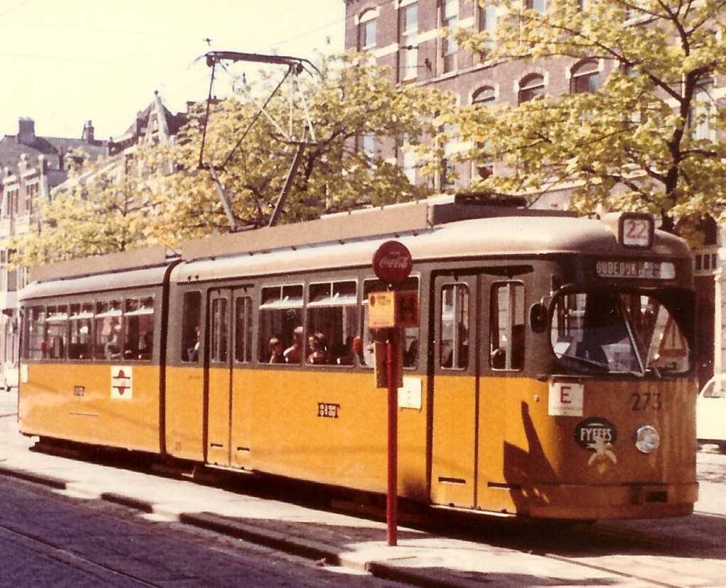 Motorrijtuig 273 als éenmanswagen op lijn 22, Avenue Concordia met het rood op witte lijncijfer.