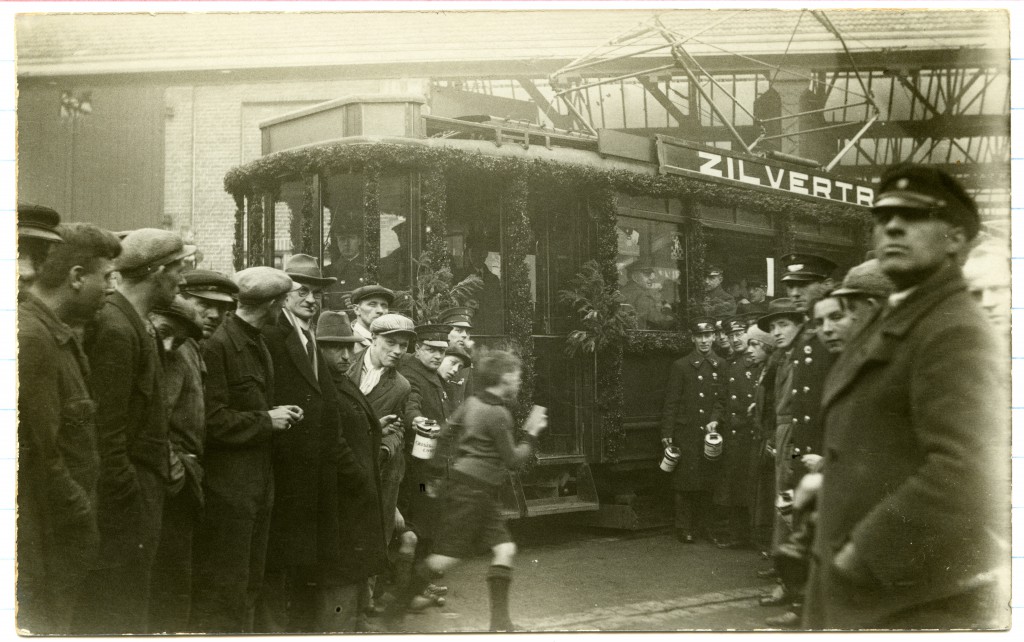 Isaäc Hubertstraat, zilvertram ten behoeve van de collectie van het crisiscommitee, 9-10-1934