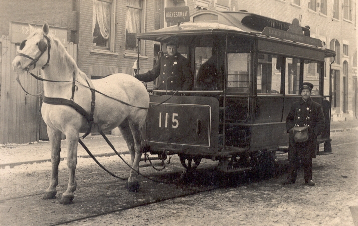 Paardentram 115 in de Hoevestraat met het rode koersbord, 1904