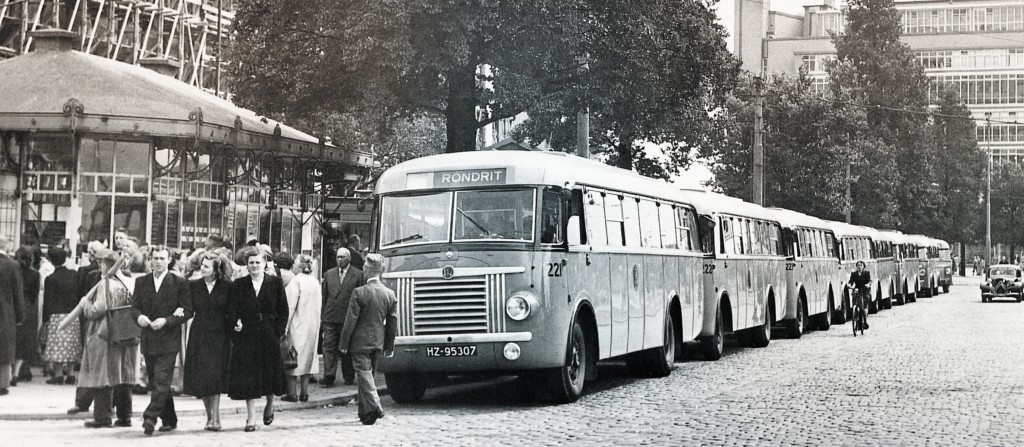 Vanaf de Coolsingel worden in 1950 weer de Wederopbouwritten gereden.