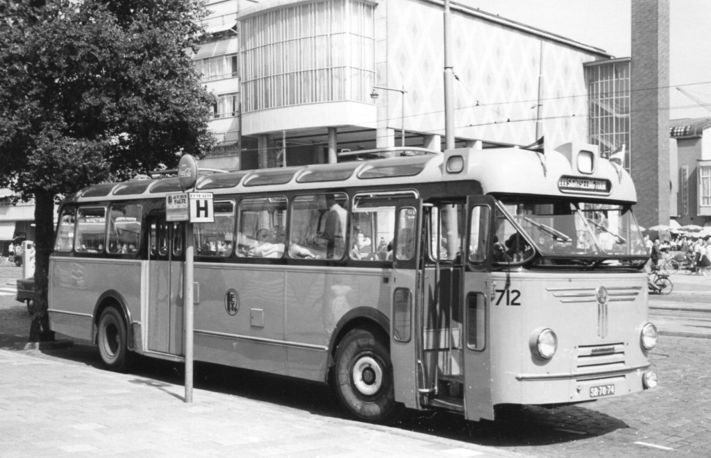 Bus 712, één van de twee speciaal voor rond- en toerritten aangeschafte Kromhout bussen.