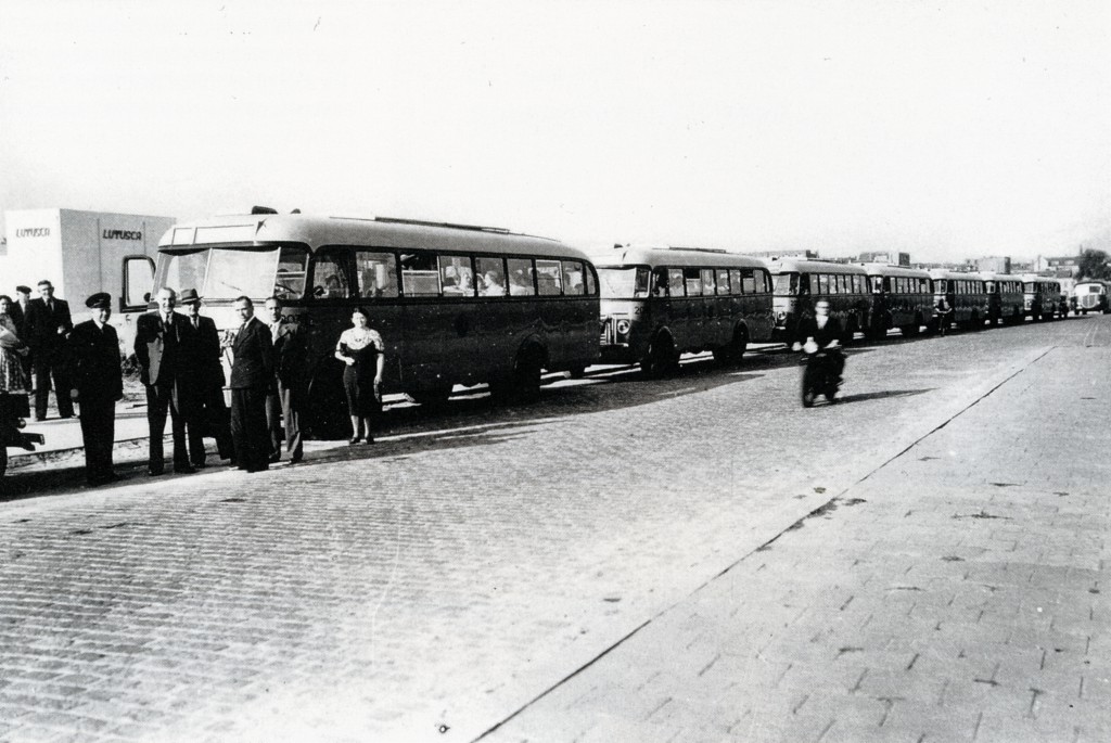 Wederopbouwrondritten met Saurers uit de 200 serie, Kruiskade