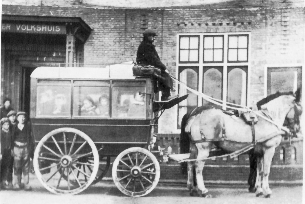 Omnibus voor het Zuider Volkshuis aan de Brink in Rotterdam Vreewijk  op 10 november 1918 als extra tram mogelijk met bezoekers t.g.v. de opening van dit Volkshuis op 3 november 1918.