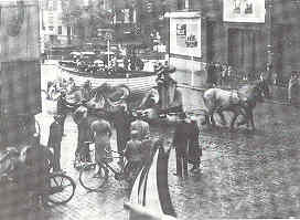 Sloepentram, Vischmarkt, 1935. Meerdere van deze onderhielden op onderstellen van  gesloopte trams een museumdienst naar een groot nagebouwd schip op de Vischmarkt.