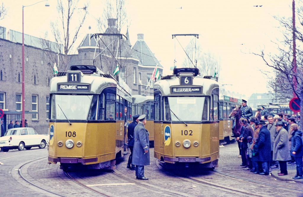 De Allan stellen met motorrijtuige 108 en 102 staan als voetbaltrams klaar in de Spartastraat, 23-4-1969