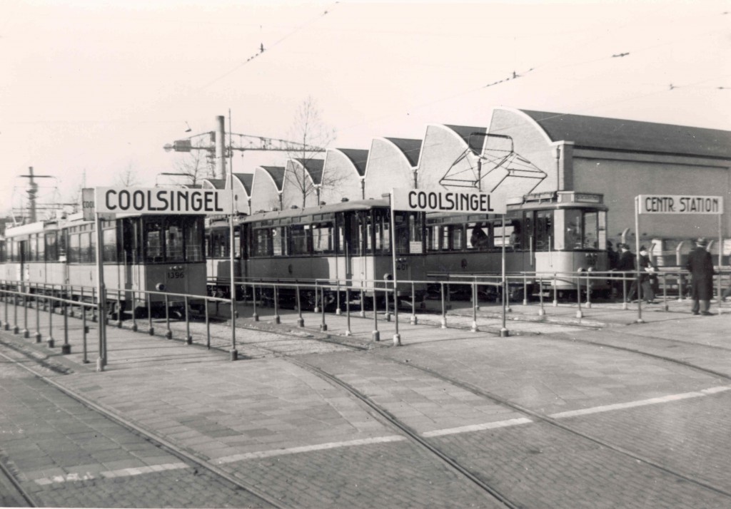 Aanhangrijtuigen 1396 en 1401 staan met motorrijtuig 185 en vele anderen opgesteld op het tramemplacement , stadion Feijenoord, 20-3-1957