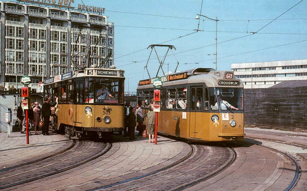 Motorrijtuig 2, lijn 15, met de uiterlijke kenmerken van een eenmansrijtuig, Stationsplein, samen met motorrijtuig 503 van lijn 15.