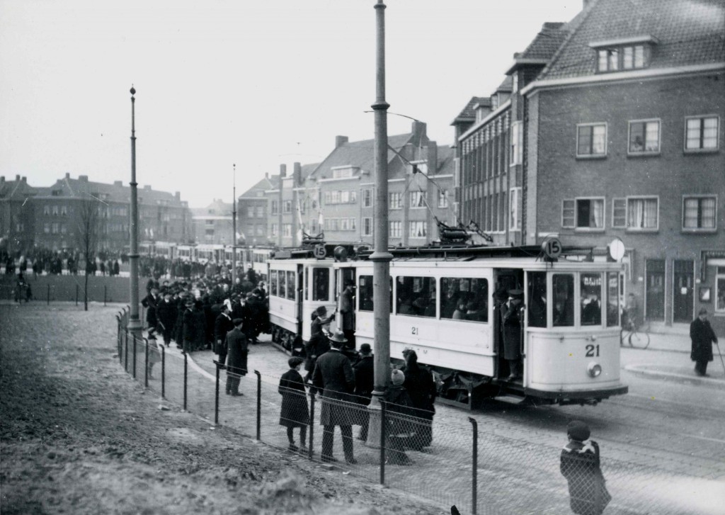 Motorrijtuig 21, lijn 15 voetbaltram, Mathenesserdijk-P.C. Hooftplein, 1925 (2e vertrekkende wagen 6 min na de eerste)