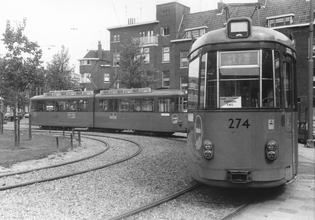 Motorrijtuigen 264 en 274 voor stadionvervoer opgesteld in de Gaesbeekstraat, 9-1971