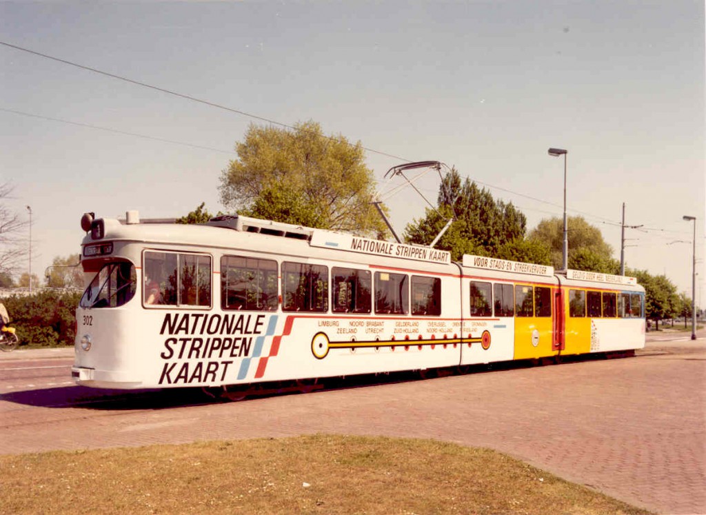 De strippenkaarttram 302 op de Honingerdijk, 1980