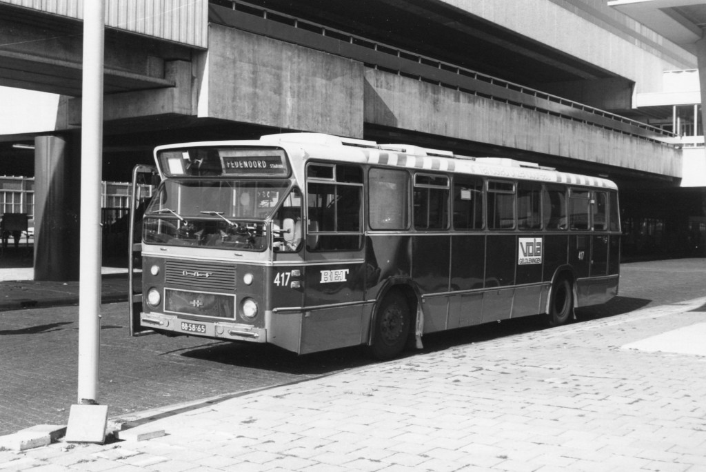 Bus 417 op het Zuidplein, wacht op de rit naar het Feijenoord Stadion