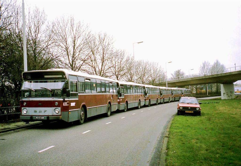 Bussen 633 , 636, en andere, DAF-Hainje, voor het voetbalvervoer opgesteld op de Horvathweg