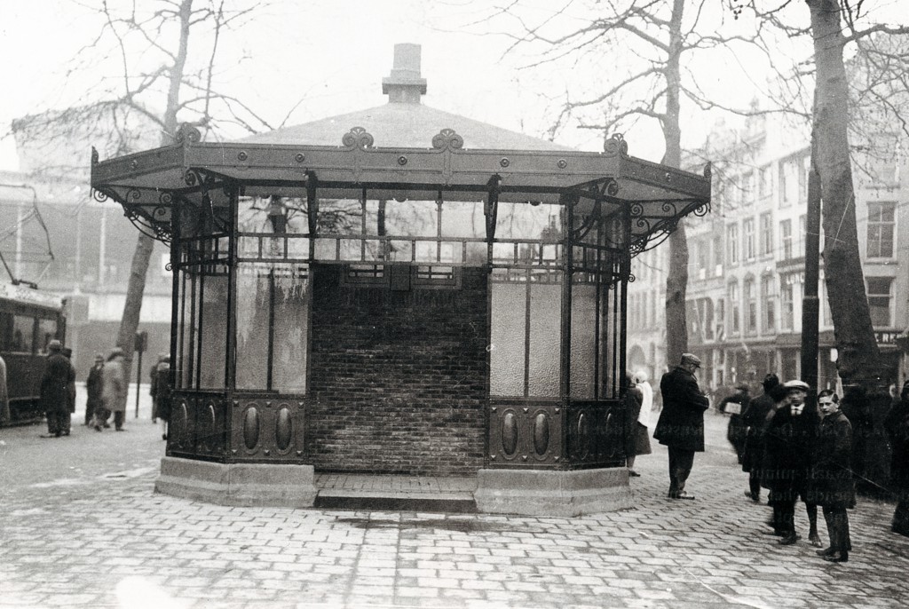 De wachtruimte in het RET Tramhuis, de Centrale Post, op het Beursplein, 1938