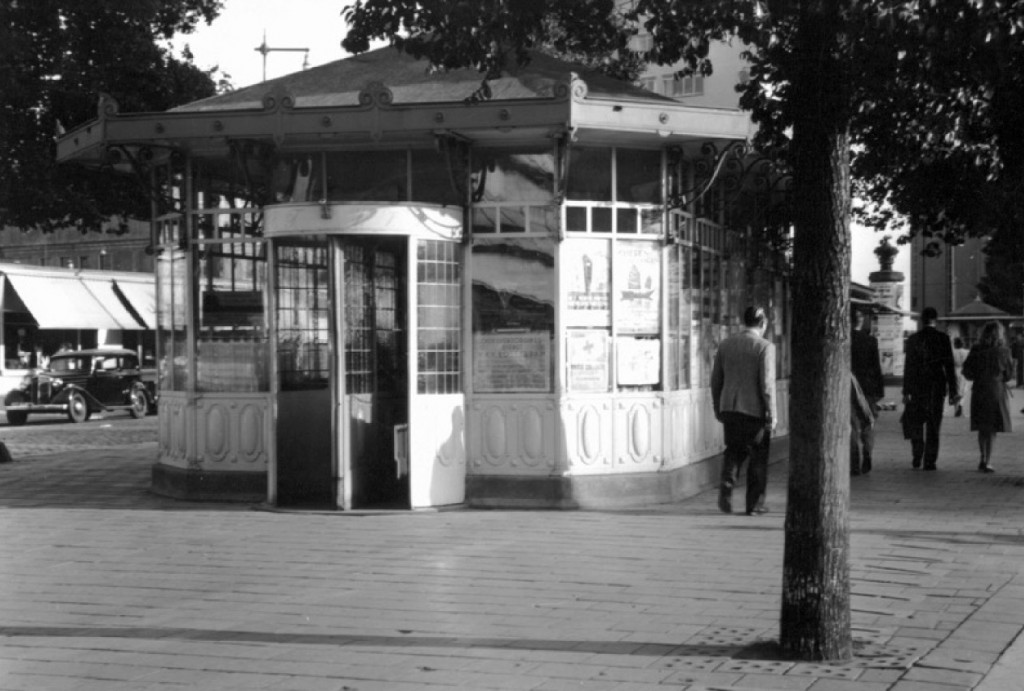 Na de verplaatsing vanaf het Beursplein was het tramhuisje te vinden op de Coolsingel, 1947