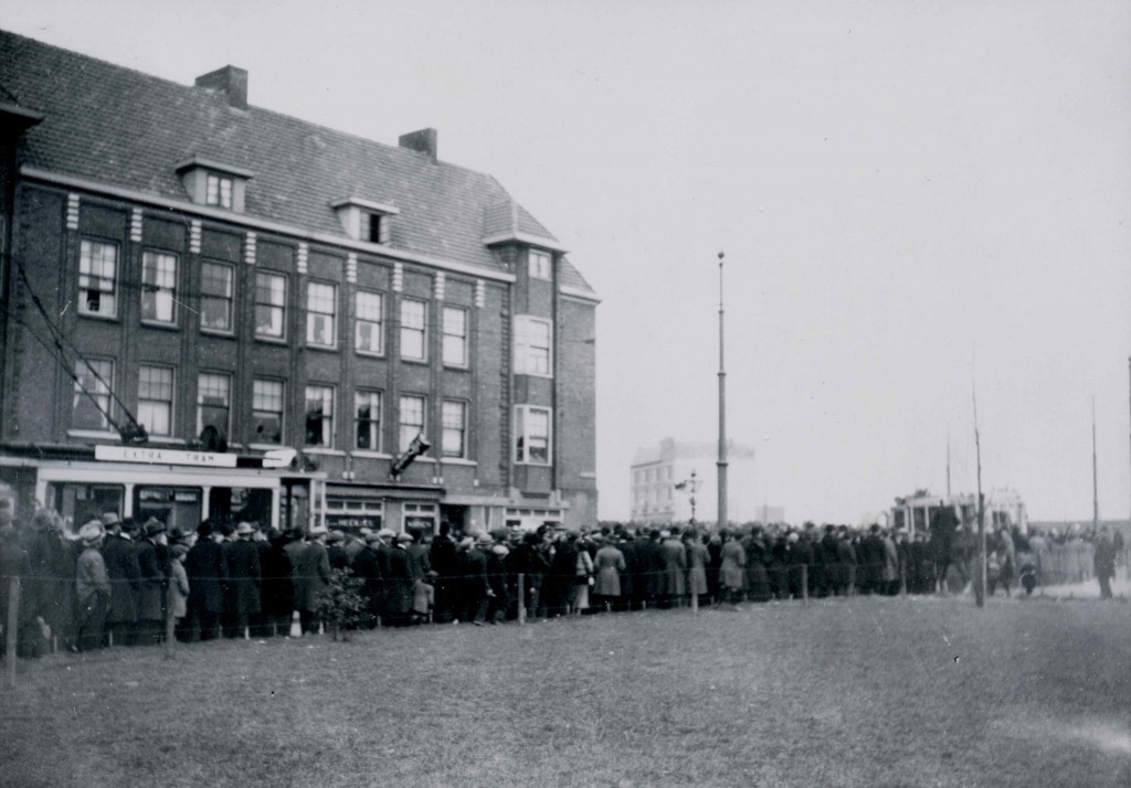 Een zeldzame foto van een motorrijtuig met koersborde Extra Tram voor het voetbalvervoer, P.C. Hooftplein/Mathenesserdijk, 1925