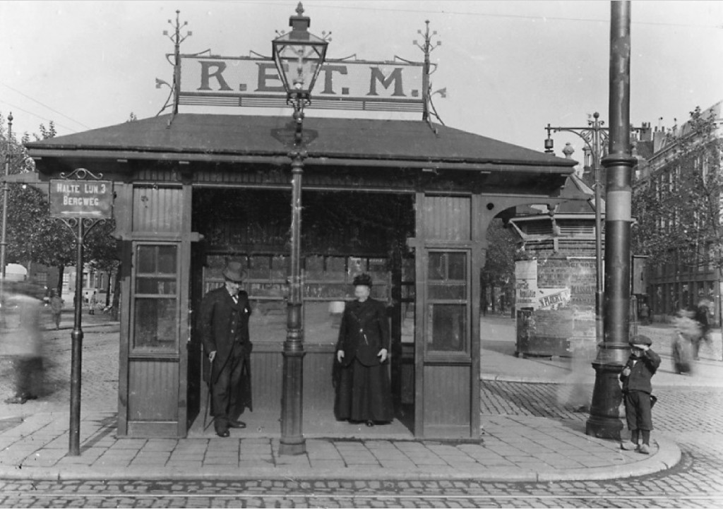 Het op talloze foto's voorkomende tramhuisje op de Goudschesingel bij de Jonker Fransstraat, 1916