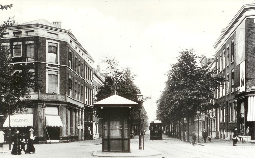 Het wachthuis op de Goudschesingel, hoek Hugo de Grootstraat, motorrijtuig 56, lijn 5, 1914
