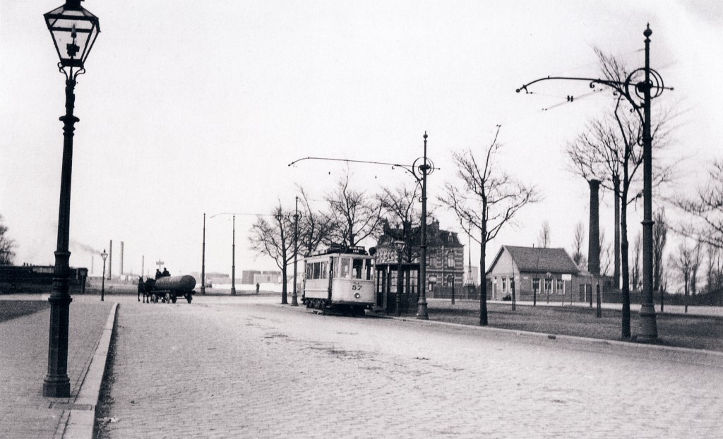 Motorrijtuig 57, lijn 9, aan het eindunt Grientweg, 1925