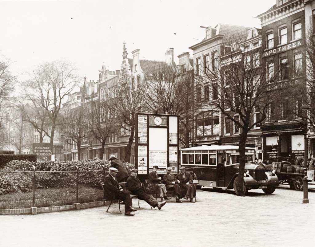 Grotemarkt, 1930, een bus van de RTM richting Poortugaal.