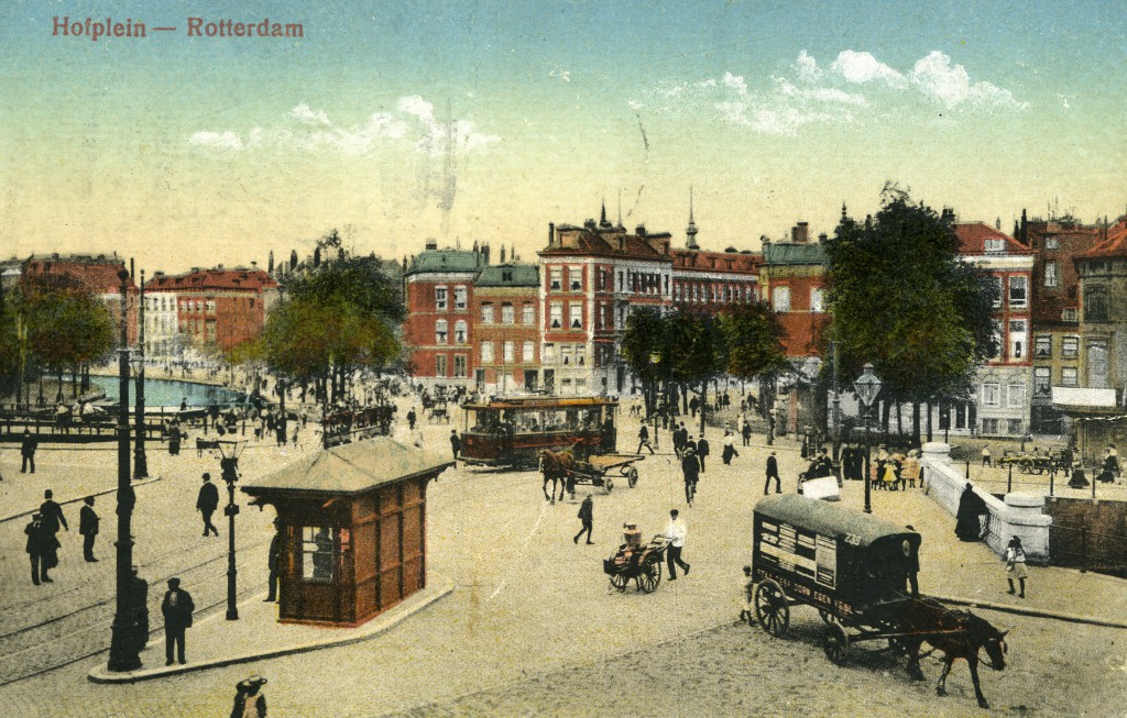 Het oude huisje op het Hofplein met op de achtergrond motorrijtuig 34 van lijn 6, 1906