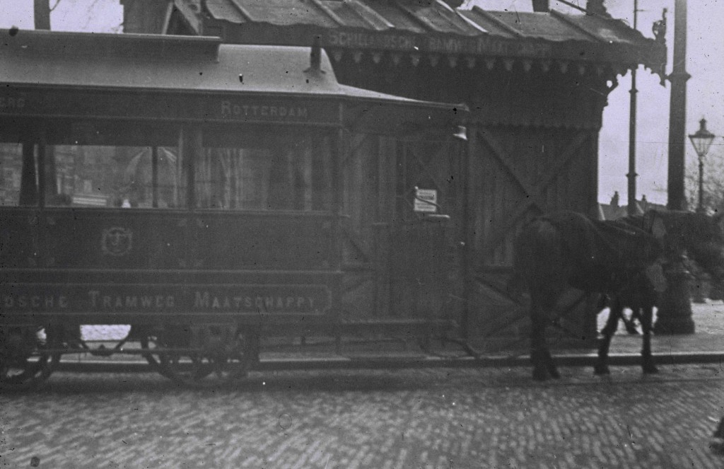 Een paardentram van de Schielandse Tramweg Maatschappij bij het wachthuisje aan het Hofplein, ca. 1900