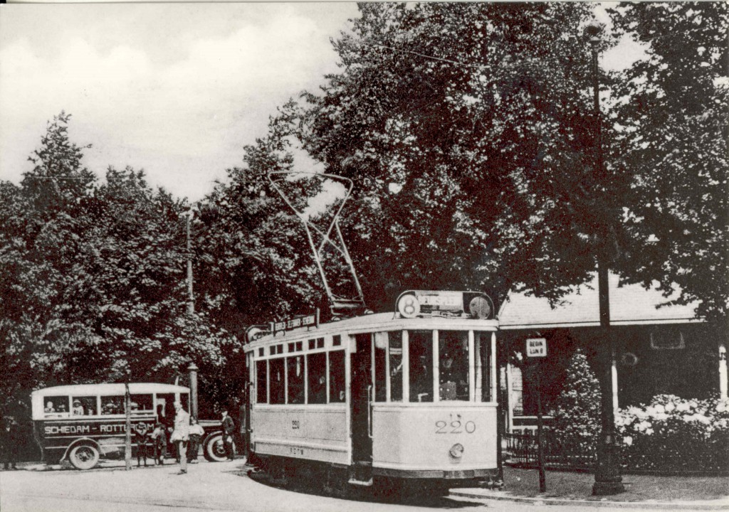 Hier begint lijn 8, meldt een borje in 1925 op de Koemarkt in Schiedam