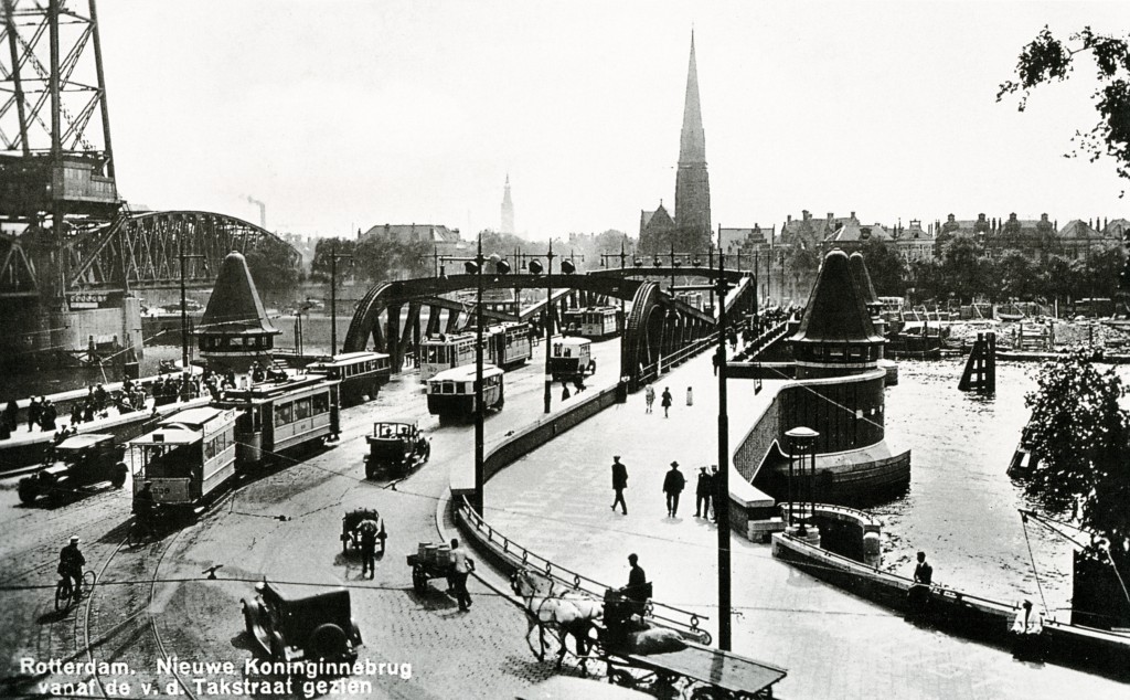 Koninginnebrug richting Stieltjesplein, rechts de Prins Hendrikkade, 1930