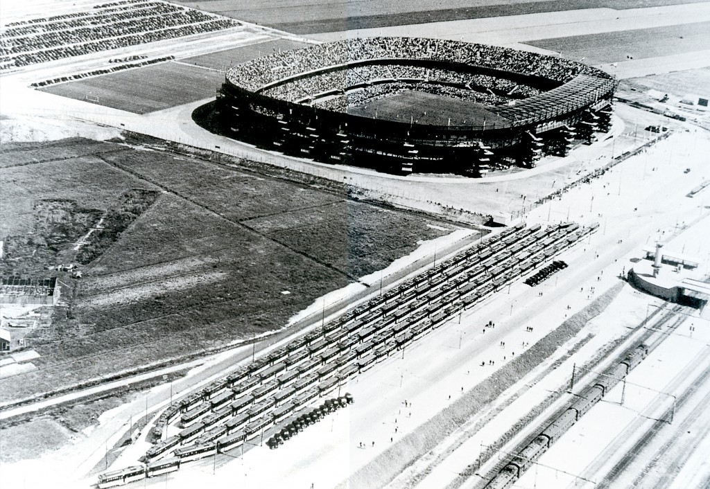 Stadion Feijenoord, 50 tramtreinen en 20 motorrijtuigen staan gereed voor de afvoer van voetbalsupporters. Olympiaweg, 1938.