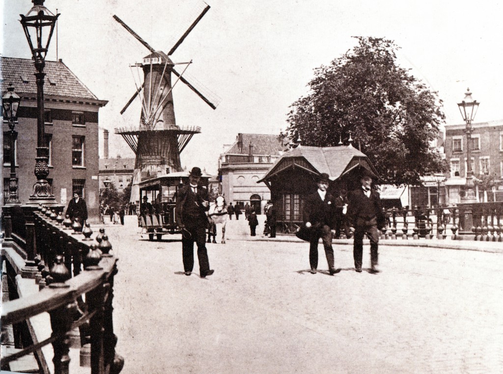 Het Oostplein met links de Marinierskazerne en daarnaast de molen De Noord. Op de voorgrond de Oude Oostbrug. met daarachter het wachthuisje. 1903