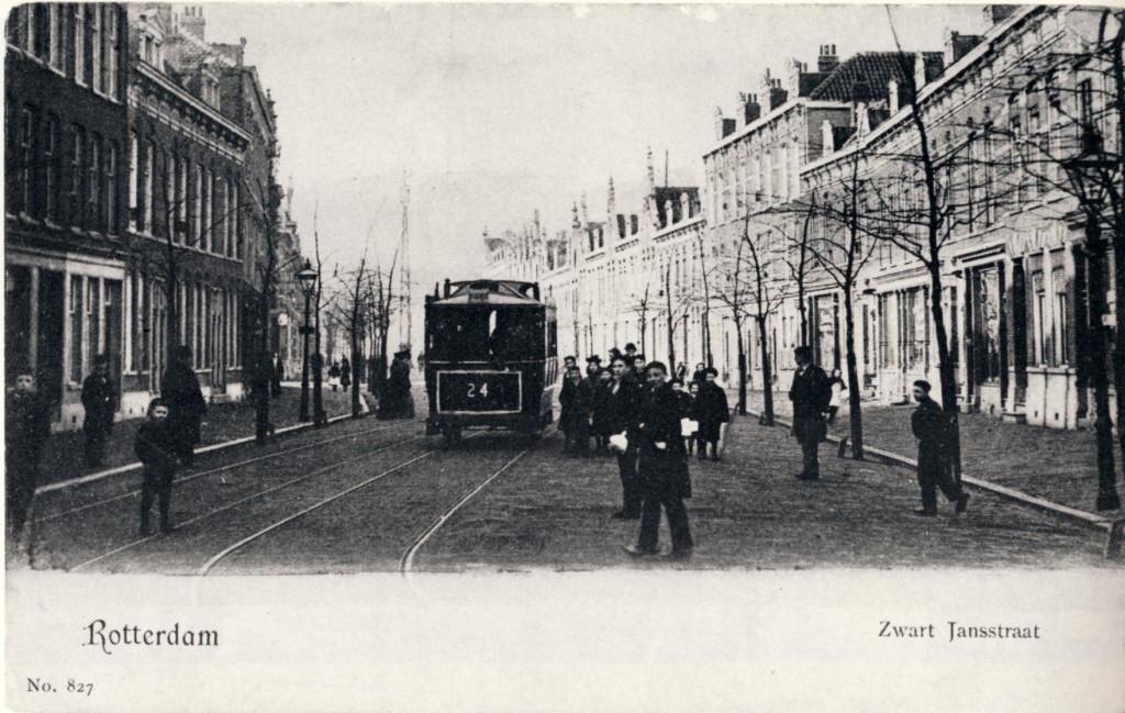 Paardentram 24 in de Zwartjanstraat, 1902. Gezien vanaf de 3e Pijnackerstraat richting Bergweg. Bij het passeerspoor was er altijd gelegenheid om op te stappen.