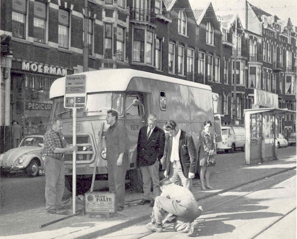 De vervanging van de oude haltepalen, 5-9-1969, Schiedamseweg