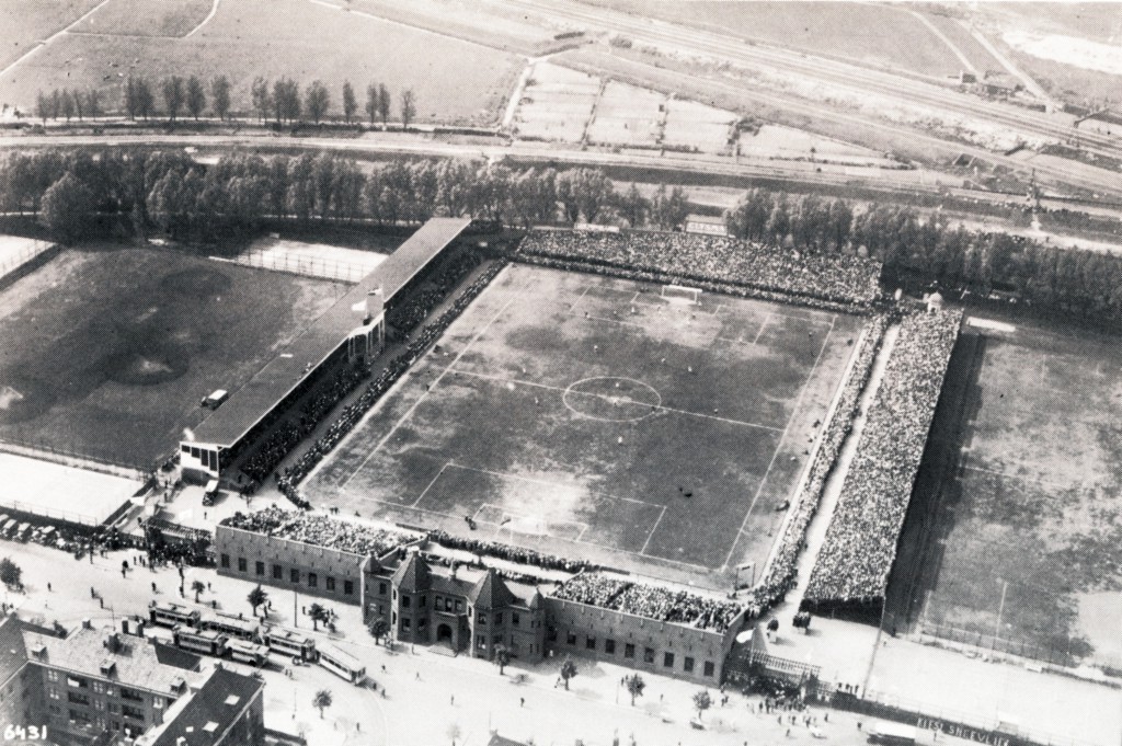 Luchtfoto Sparta Stadion, onder de Spartastraat, aan de bovenkant de spoorlijn Rotterdam-Schiedam., 1929.