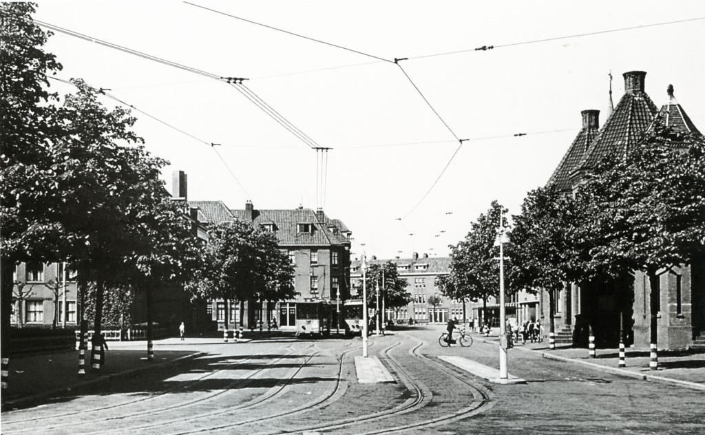 De door voetbaltrams gebruikte extra sporen in de Spartastraat, gezien vanaf de hoek Spiegelstraat, 1942