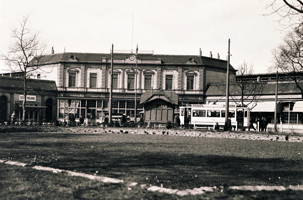 Motorrijtuig 123, lijn 10 op het Stationsplein. In het midden het modernere grotere huisje, 1939,