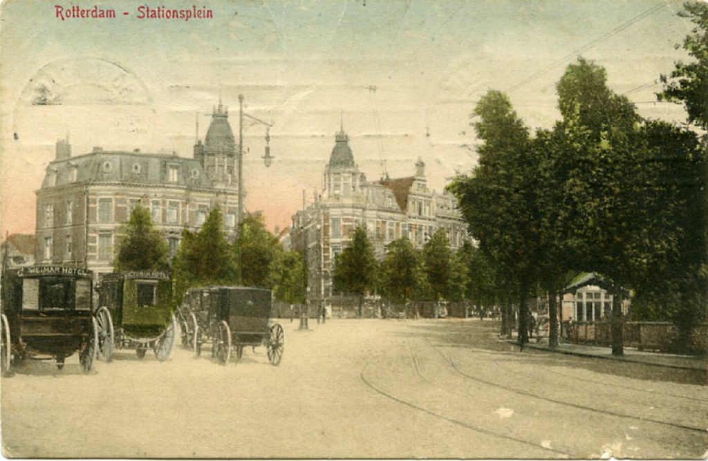 Aan de noordzijde van het Stationsplein werd binnen de tramlus een wachthuisje geplaatst.