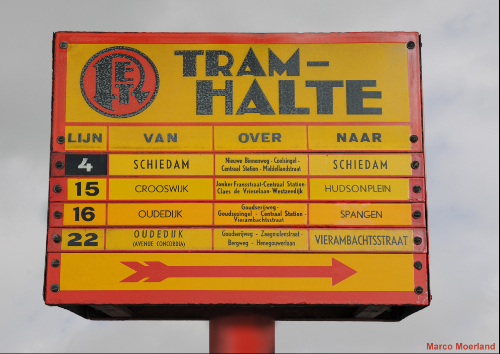 Dit is de grotere uitvoering van de klassieke RET-tramhalte. In tegenstelling tot de kleine uitvoering is er op deze halte plaats voor vier verwisselbare routestrips. De routestrips van de lijnen 4 en 22 zijn beletterd volgens de typografie van 1928. De stripjes van de lijnen 15 en 16 hebben de grafische vormgeving van de jaren zestig. (foto: Marco Moerland)