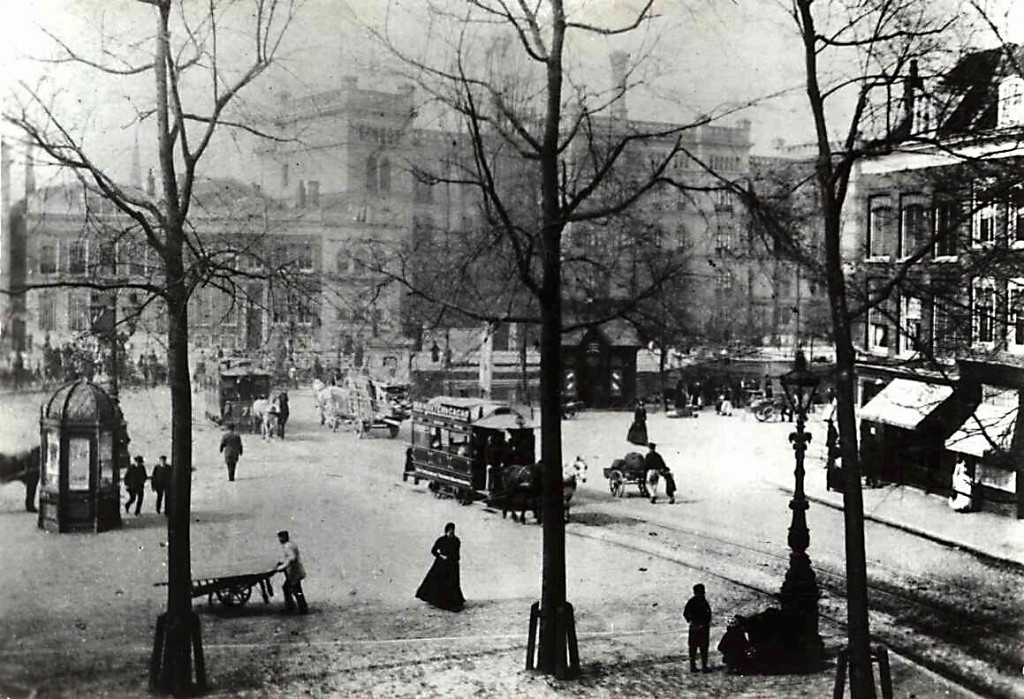 Van Hoogendorpsplein, rechts de Boymansstraat waar de paardentram met een dubbele paardenbezetting de hol op koest. Het wachthuis staat rechts van de Binnenwegschebrug aan het water van de Coolvest, ca. 1890